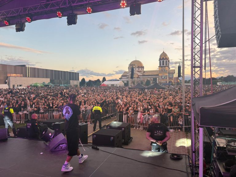 Concert pe scena Zilelor Orașului Ghimbav 2026, cu publicul în fața scenei